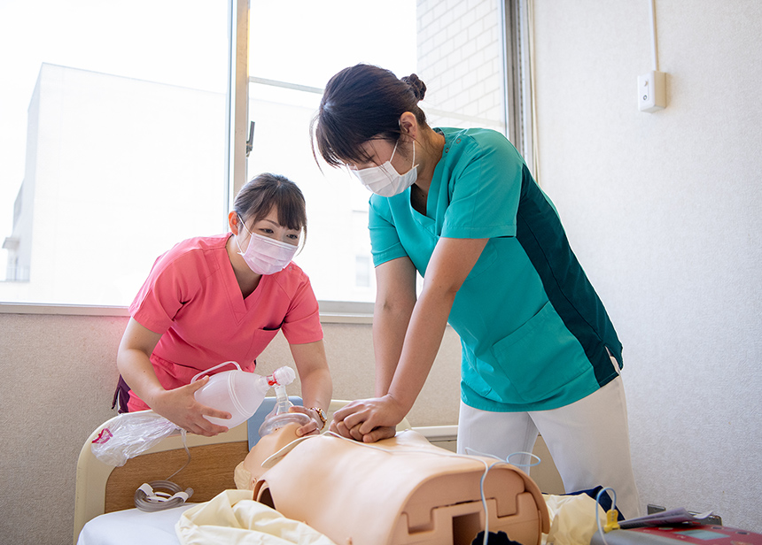 BLS（Basic Life Support）研修：循環器疾患は急変のリスクも高いため、部署内BLSチームが中心となって定期的に急変時シミュレーションを実施しています。